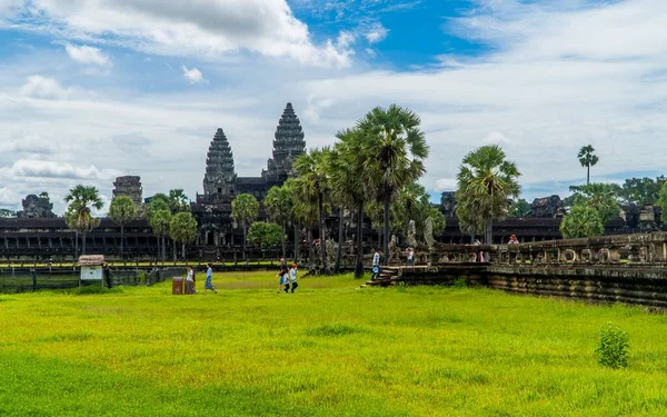 Turisté Navštíví Starobylý Angkor Wat Hlavní Chrám Slunečného Dne Kambodži — Stock fotografie