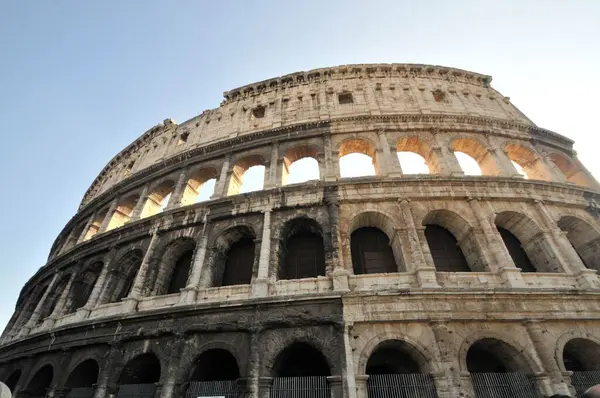 Plano Bajo Ángulo Del Famoso Coliseo Bajo Cielo Azul Roma — Foto de Stock