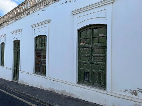 白い建物の古い緑のドア — ストック写真