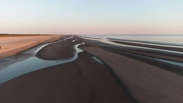 丹麦落日时分 北海沙滩上的水坑拍出了一张美丽的照片 — 图库照片