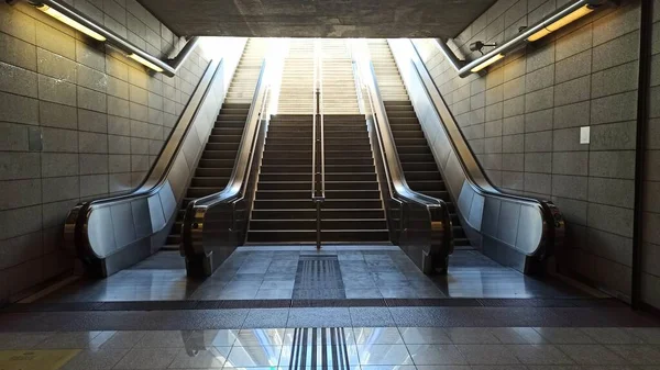 Las Escaleras Una Estación Metro Atenas Grecia Con Haz Luz —  Fotos de Stock