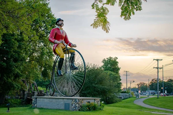威斯康星州历史标志本 比金斯巴达世界上最大的自行车手 — 图库照片