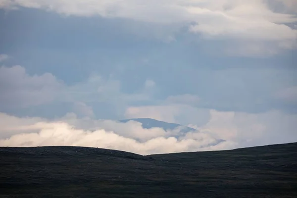 Ένας Άδειος Λόφος Ένα Βουνό Στα Σύννεφα Στο Βάθος Της — Φωτογραφία Αρχείου