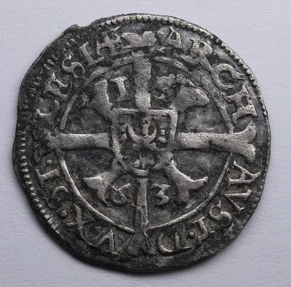 オーストリアやドイツで白を背景に使われていたクロイツァーの小さなコイン — ストック写真