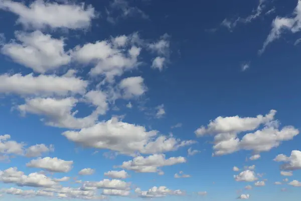 Захватывающий Вид Белых Пушистых Облаков Голубом Небе — стоковое фото