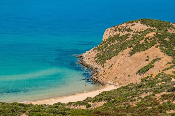 チュニジアのKef Abbedに岩の崖がある美しい海岸の空中ビュー — ストック写真