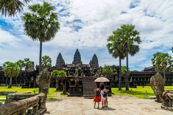 カンボジア最大の宗教寺院複合アンコールワットの寺院塔 晴れた日に観光客がそれを訪問して — ストック写真