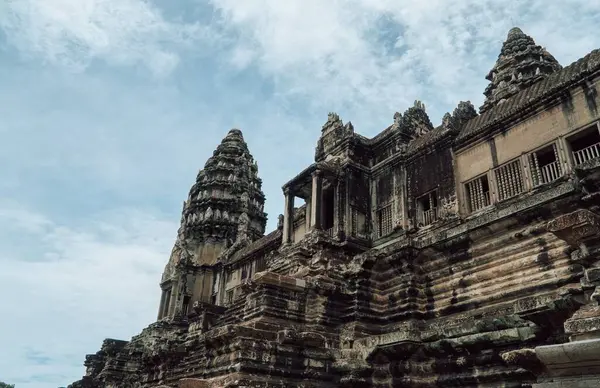 Μια Άποψη Χαμηλής Γωνίας Του Κύριου Ναού Angkor Wat — Φωτογραφία Αρχείου