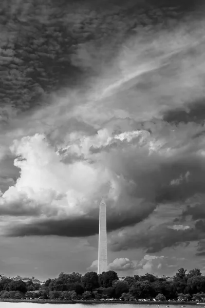 Eine Malerische Graustufenansicht Des Washington Monuments Vor Stürmischem Bewölkten Himmel — Stockfoto