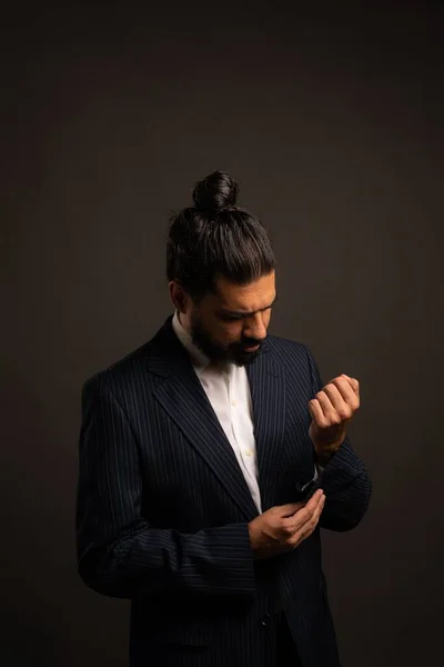 Іспанський Елегантний Чоловік Довгим Волоссям Застібаючи Костюм Чорним Фоном — стокове фото