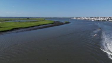 Parlak bir gökyüzünün altında deniz manzarası