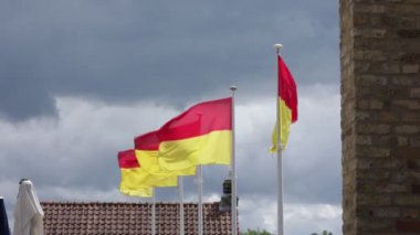Belçika 'nın Ostend şehrinin (Oostende) kırmızı ve sarı bayrakları rüzgarda dalgalanıyor
