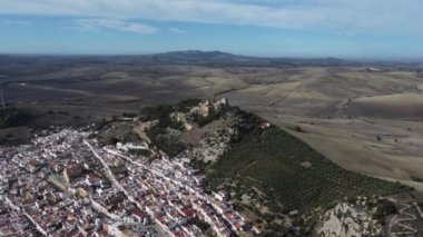 Güney İspanya 'da Cadiz, Endülüs kırsalındaki El Bosque kasabasının hava manzarası