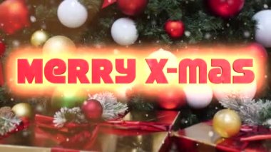Bir MERRY X-MAS yazıları dinamik bir şekilde tatil için neşeli bir Noel arka planında beliriyor