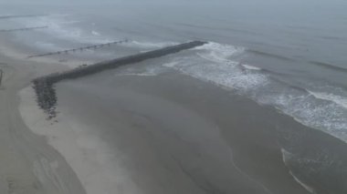 Bulutlu bir gökyüzünün altındaki deniz manzarası