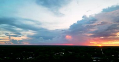 Güneşin batışında Jüpiter Mahallesi, Florida 'nın beyaz bulutlu bir manzarası.