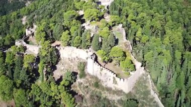Yunanistan 'da ağaçlarla çevrili Venedik Kalesi' nin insansız hava aracı görüntüleri.