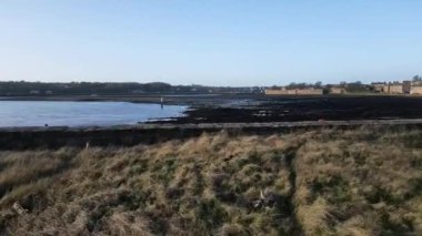 Kayalık bir kıyı şeridinin havadan görünüşü