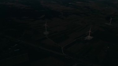 Türkiye 'de kırsal bir alanda dönen rüzgar türbinlerinin hava görüntüsü