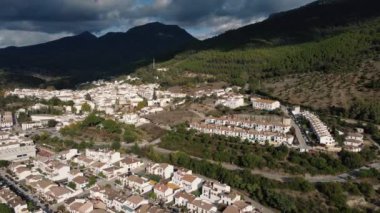 Güney İspanya 'da Cadiz, Endülüs kırsalındaki El Bosque kasabasının hava manzarası