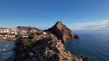 Aguilas, Murcia, İspanya 'daki güzel Faro Adası del Aguilica' nın hava manzarası.