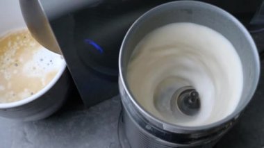 Kahve makinesini kahve yapmak için kullanan birinin yakın çekim görüntüsü.