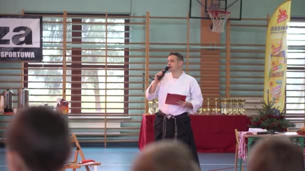 Mistrz Karate Rozmawiający Przez Mikrofon Dziećmi Podczas Turnieju Świętego Mikołaja — Wideo stockowe