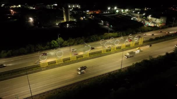 Flygfoto Över Vägen Med Bilar Omgivna Byggnader Yatala Natten — Stockvideo