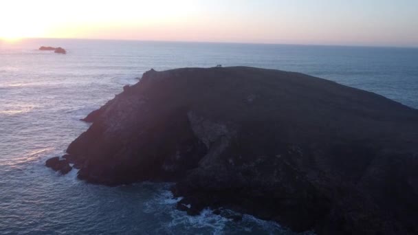 Uma Vista Aérea Belo Pôr Sol Sobre Oceano Calmo Colina — Vídeo de Stock