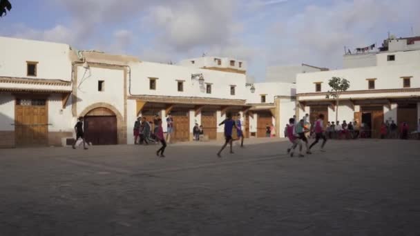Una Vista Aérea Los Niños Jugando Fútbol Rabat Medina — Vídeos de Stock