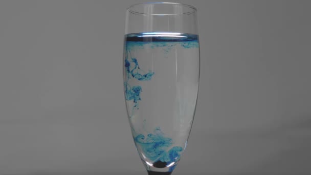 Ein Glas Wasser Und Eine Blaue Tablette Ein Glas Wasser — Stockvideo