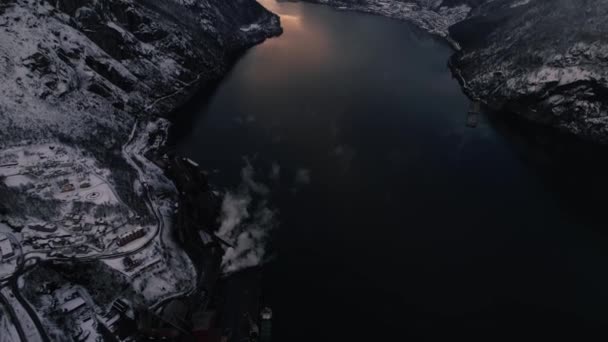 Ein Fluss Mit Bergen Bei Sonnenaufgang — Stockvideo