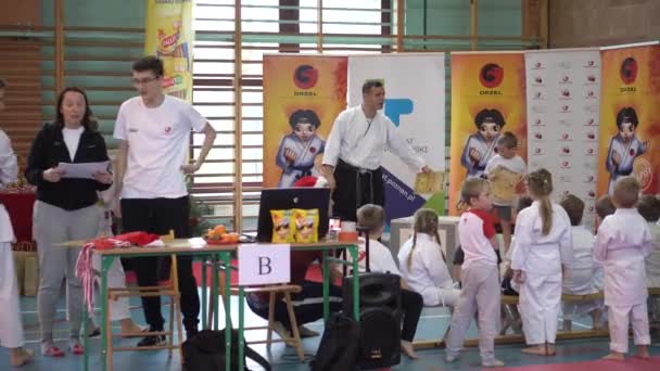 Białe Dzieci Turnieju Świętego Mikołaja Organizowanym Przez Karate Club Orzel — Wideo stockowe
