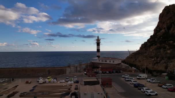 西班牙穆尔西亚阿吉拉斯美丽的Faro Isla Del Aguilica灯塔的空中景观 — 图库视频影像