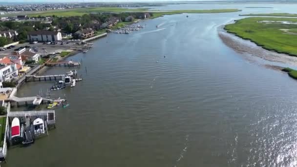 Egy Drón Lebeg Egy Város Felett Óceánban Hajók Vannak Vízben — Stock videók