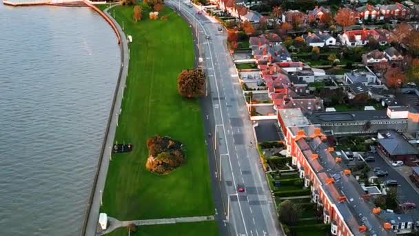 Zdjęcia Lotnicze Morza Drogi Pobliżu Domów Jesiennych Drzew Dublinie Irlandia — Wideo stockowe