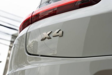 Bir BMW X4 arka rozetin ayrıntılı düşük açılı görüntüsü