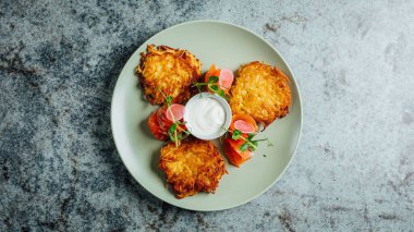 Soslu patatesli gözlemelerin üst görüntüsü.