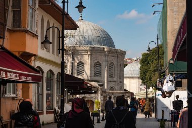 İstanbul, İstanbul, Türkiye ve Türkiye 'de kalabalık bir caddenin Mihrisah Sultan Turbesi sonu