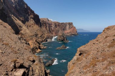 Portekiz 'in Madeira kıyısında kayalık kayalıkları olan güzel bir deniz manzarası.