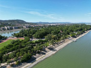 Eski köyün ve Macaristan 'daki Balaton Gölü' nün hava manzarası.