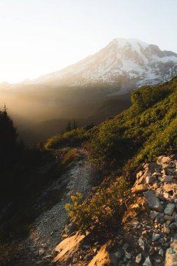 Güneşin doğuşundaki Rainer Dağı 'nın güzel manzarası