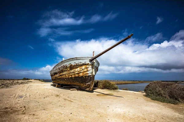 ヌビア塩博物館の海岸の古いボート トラパニ — ストック写真
