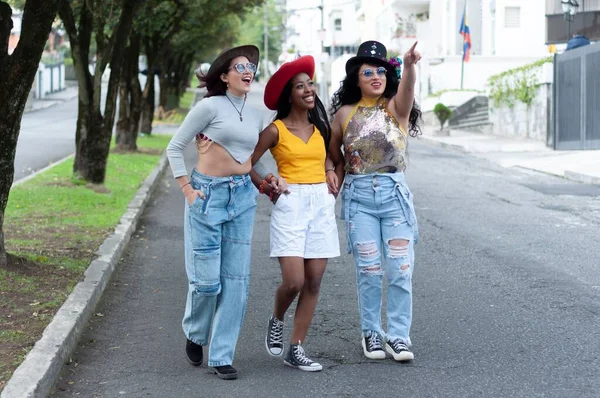 Μια Ομάδα Από Τρεις Νεαρές Φίλες Καπέλα Καρναβαλιού Που Περπατούν — Φωτογραφία Αρχείου