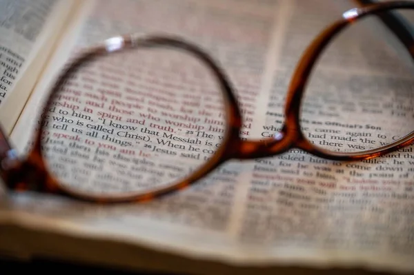 Eine Nahaufnahme Der Brille Auf Dem Buch — Stockfoto