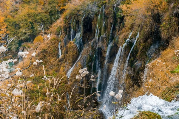 Φθινοπωρινό Τοπίο Καταρράκτη Μεγάλης Έκθεσης Στο Εθνικό Πάρκο Plitvice Lakes — Φωτογραφία Αρχείου
