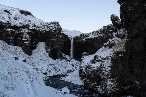 Kanyon Skogar Kanyonban Kvernufoss Vízesés Izlandon Egy Havas Téli Napon — Stock Fotó
