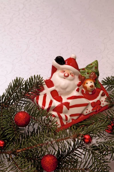 Новый Год Рождество Санта Клаус Собакой Елкой Композиция Фаянса Ручной — стоковое фото