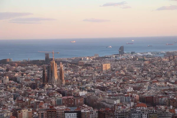 Una Toma Aérea Iglesia Sagrada Familia Ciudad Barcelona Con Mar —  Fotos de Stock