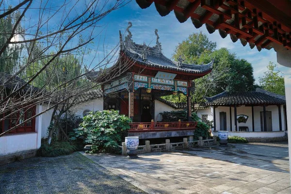 上海旧城的一个传统的中国馆 在阳光明媚的日子里有一个庭院 — 图库照片